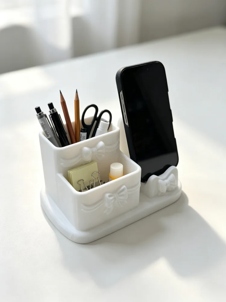 Cream-Colored Matte White Desktop Storage Box, Bow-Knot Ribbon Two-In-One Pen Holder and Phone Stand, Ins-Style Desktop Organizer, Makeup Brush Storage Holder, Office Stationery Organizer, Student Stationery Storage Box, Cute Phone Stand, Simple Desktop Accessories, Workstation Storage Solution, Desktop Modification Essentials, White Pen Holder Desktop Decoration Piece, Suitable for Dressing Tables, Dorms, Study Rooms, Office Desks, and Multiple Scenarios