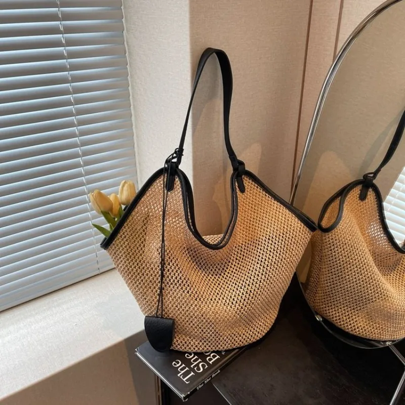 

Classic Parisian Elegant Leather Diaper Bags For Women Luxury Designer Large Capacity Minimalist Crossbody Bag Stylish