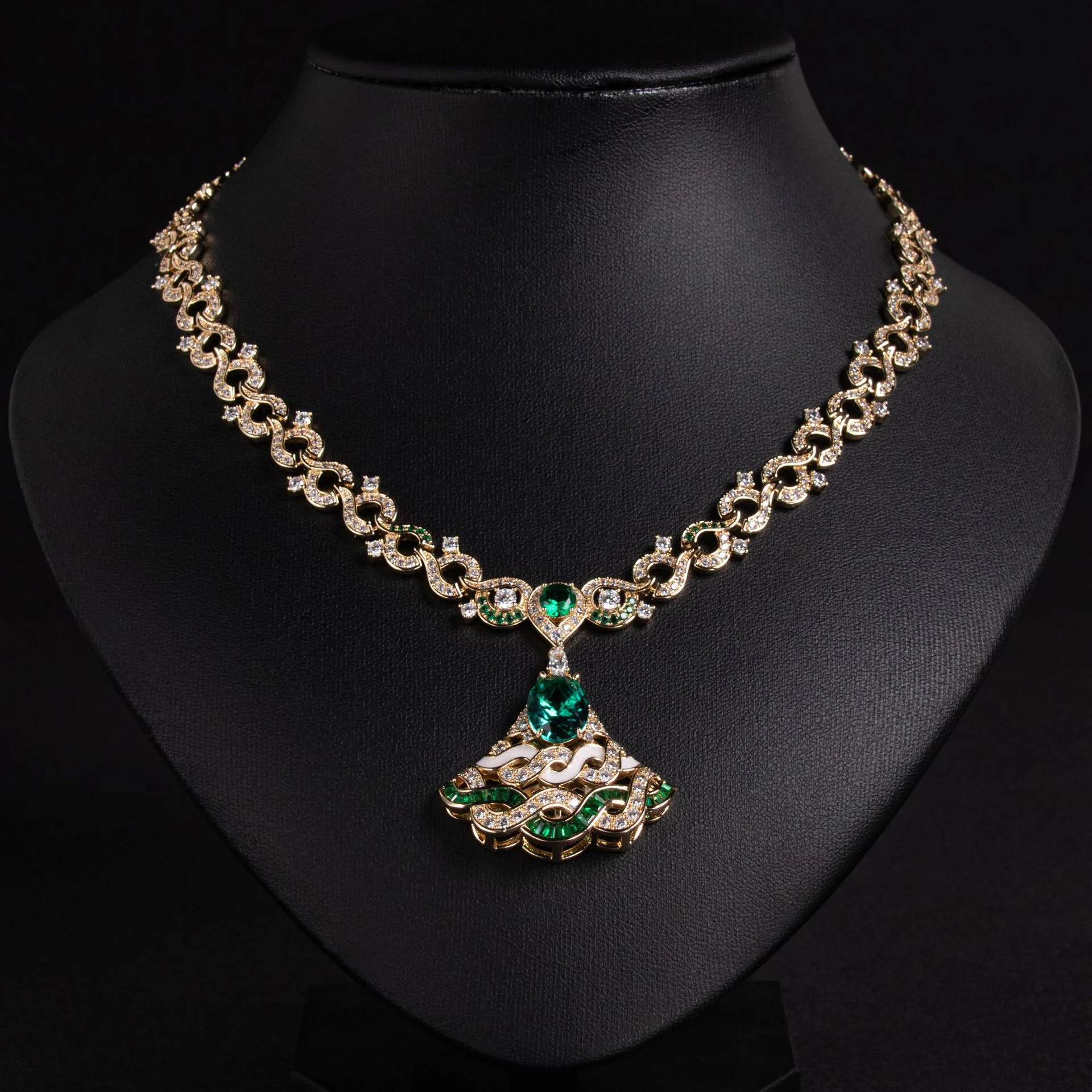 

2026 New Fan-shaped Jewelry Set, Exquisite Micro Inlaid Zircon, Stylish and Elegant Necklace for Daily Wear