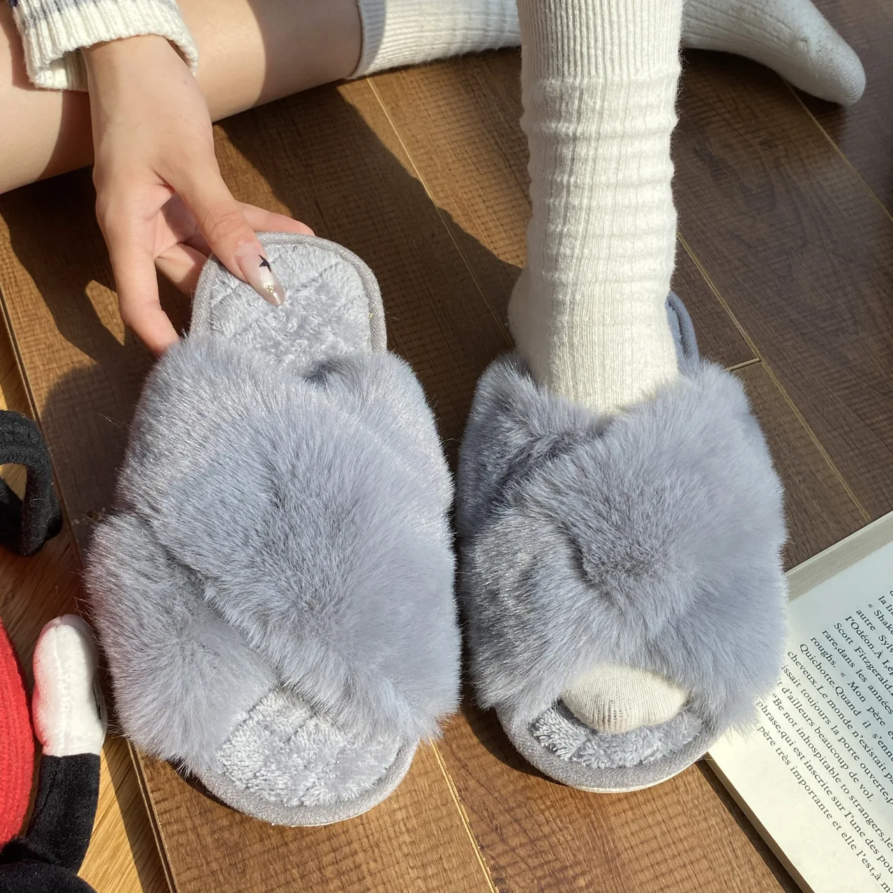 

2024 Winter Women Home Indoor Casual Slippers Female Flip Flops Fluffy Shoes Cross Design Slides Ladies Soft Warm Plush Slipper