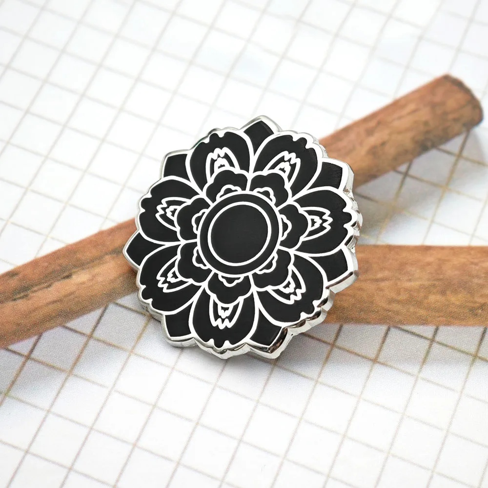 Gotische Schwarze Lotus-Emaille-Pin, Mandala-Blumen-Broschen, Geometrische Florale Anstecknadeln, Hexenästhetik-Schmuck, Geschenk für Rucksäcke – Detail 6