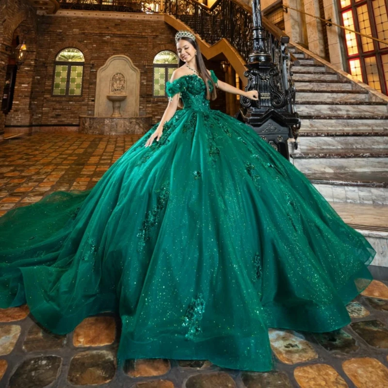 فساتين Quinceanera لامعة باللون الأخضر الزمردي قبالة الكتف مزينة بالدانتيل والخرز تول حفلة عيد ميلاد حلوة 16 فستان Vestidos 15 De