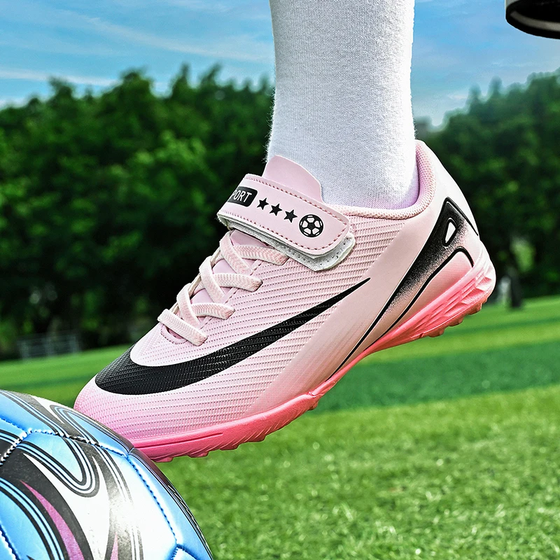 รองเท้าฟุตบอลเด็กผู้ชายรุ่นใหม่ รองเท้าฟุตบอลแบบมืออาชีพ น้ำหนักเบาพิเศษ รองเท้าผ้าใบ TF สำหรับแข่งขัน รองเท้าฟุตบอลกันลื่น สวมใส่สบาย รองเท้ากีฬาแบบยูนิเซ็กซ์