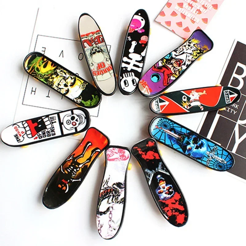 

6 Pcs Mini Skateboard Toys Plastic Creative fingertip skateboard children to Birthday Party Favors Desktop Game Toys Gift Filler