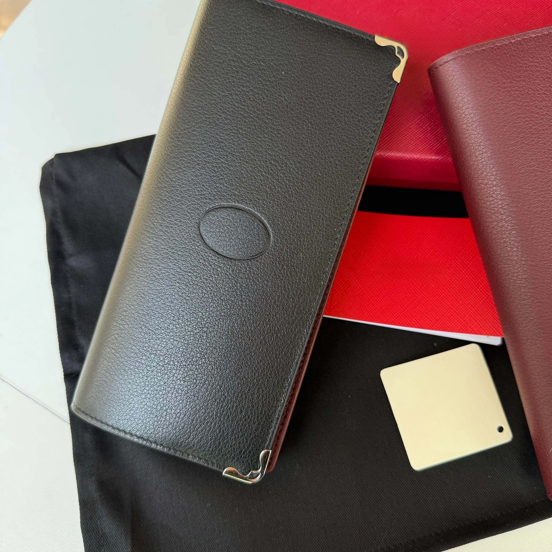 

Длинный деловой кошелек L3001348 — роскошный картхолдер, классика вне времени, простой, но изысканный, отличный подарок.