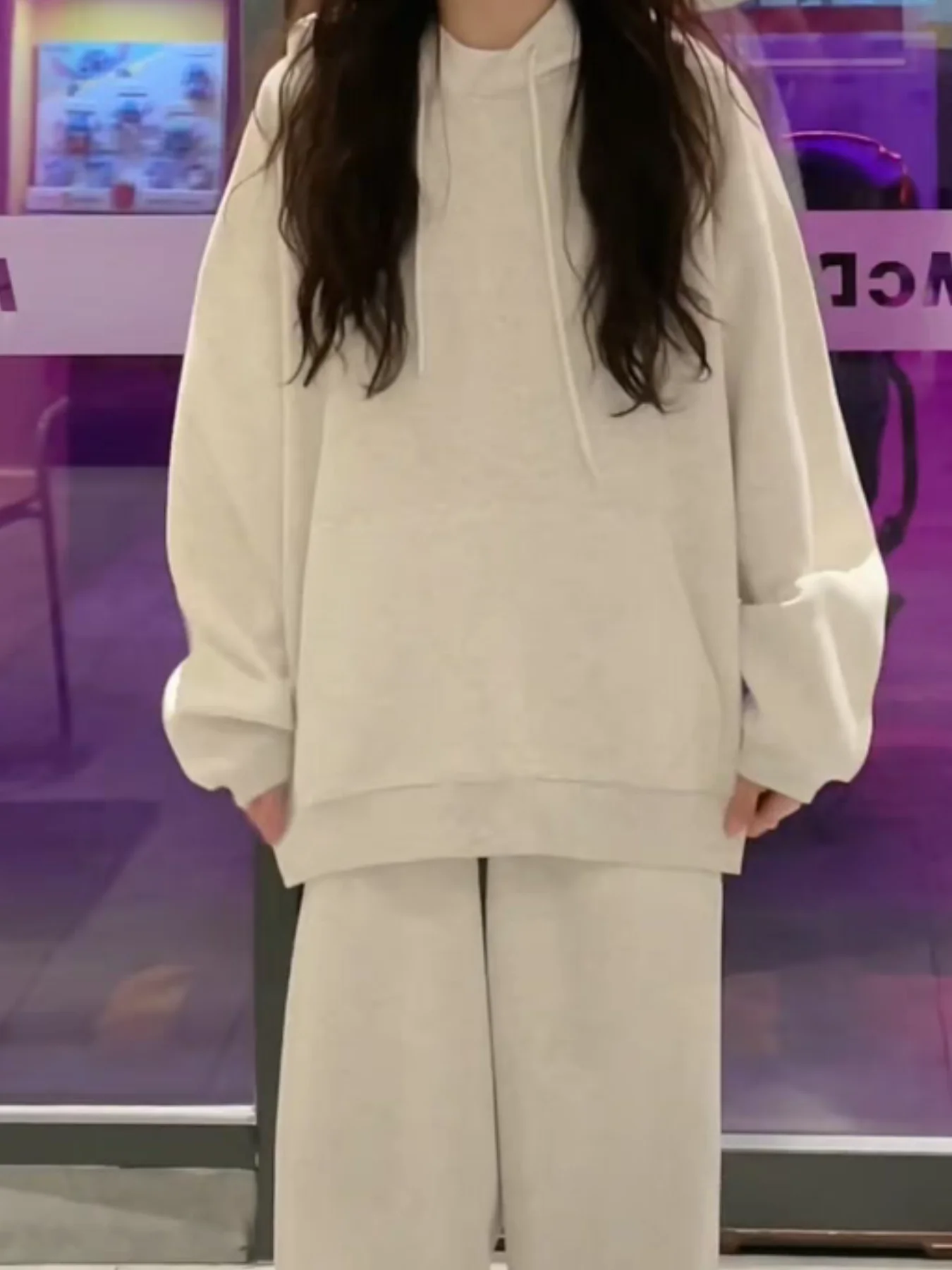 

Весенне-осенний тонкий свитшот с капюшоном и спортивные штаны. Повседневный универсальный комплект из двух предметов. Модный корейский стиль. Новый непринужденный элитный повседневный спортивный костюм для женщин.