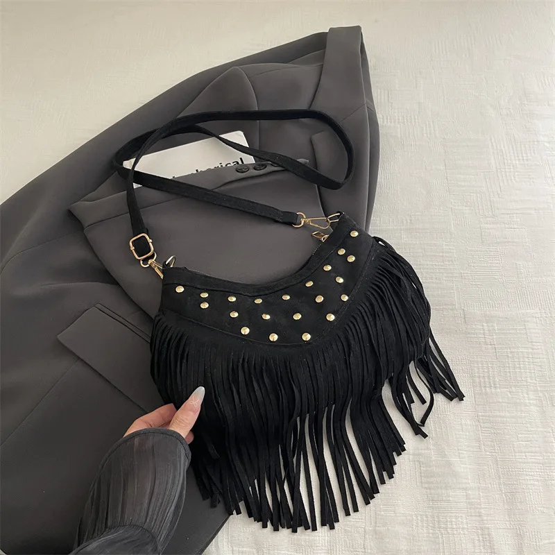 Retro Wildleder-Fransen-Schultertasche mit Metallnieten, Halbmond-Unterarmtasche, Vintage-Tageslook für Konzerte – Detail 8