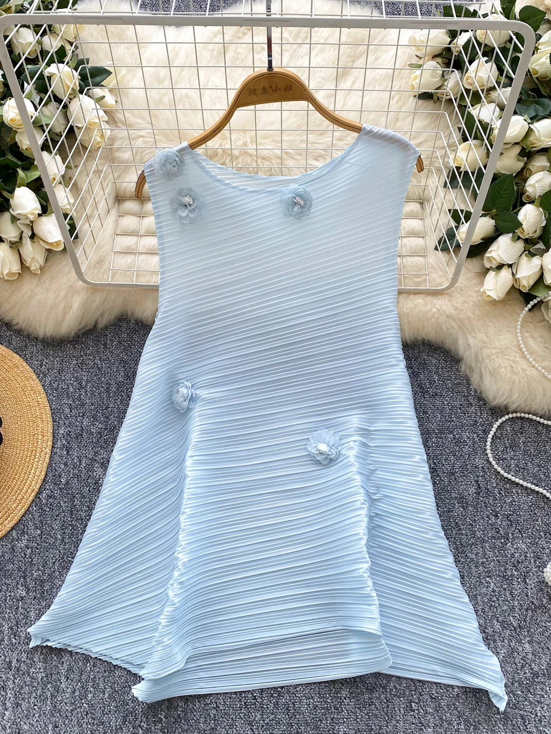 T-shirt senza maniche stile europeo e americano SuperAen per donna Estate nuove top larghi a pieghe con fiori tridimensionali