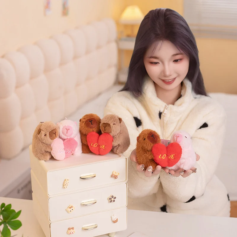 Kawaii Cartoon nadziewane kapibara pluszowe zabawki para zwierząt kapibara trzymaj serce zabawki romantyczna lalka wisiorek idealny prezent dla kochanka
