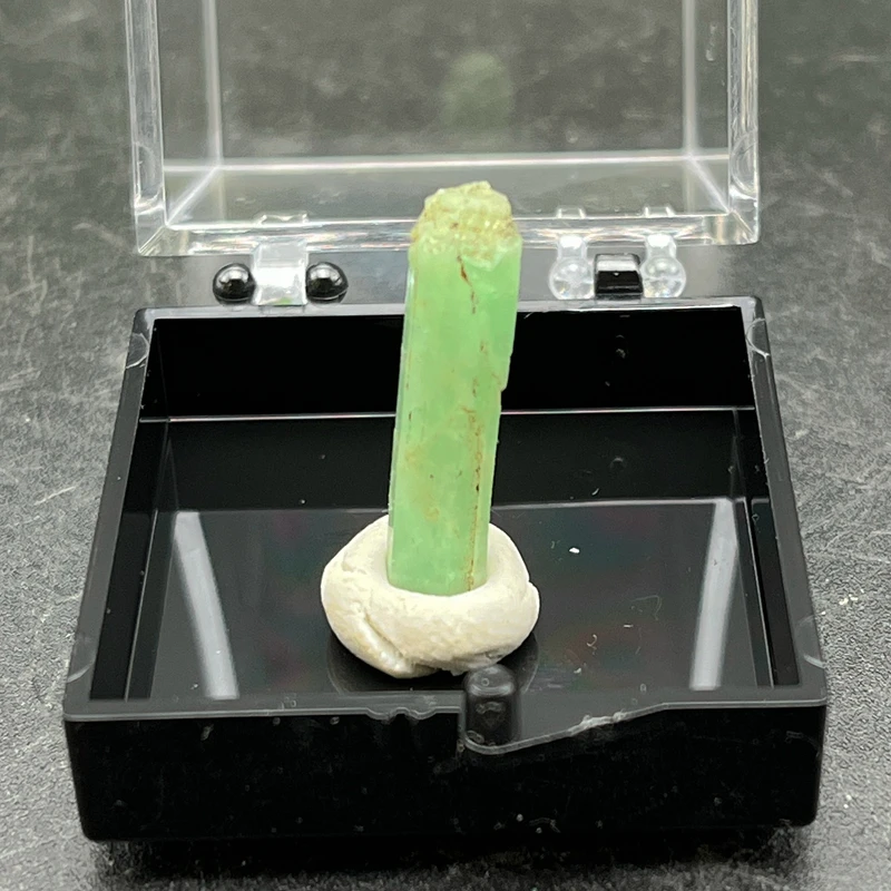 100% Natural Brazil green emerald mineral gem-grade crystal specimens stones and crystals + box size 3.5 cm
