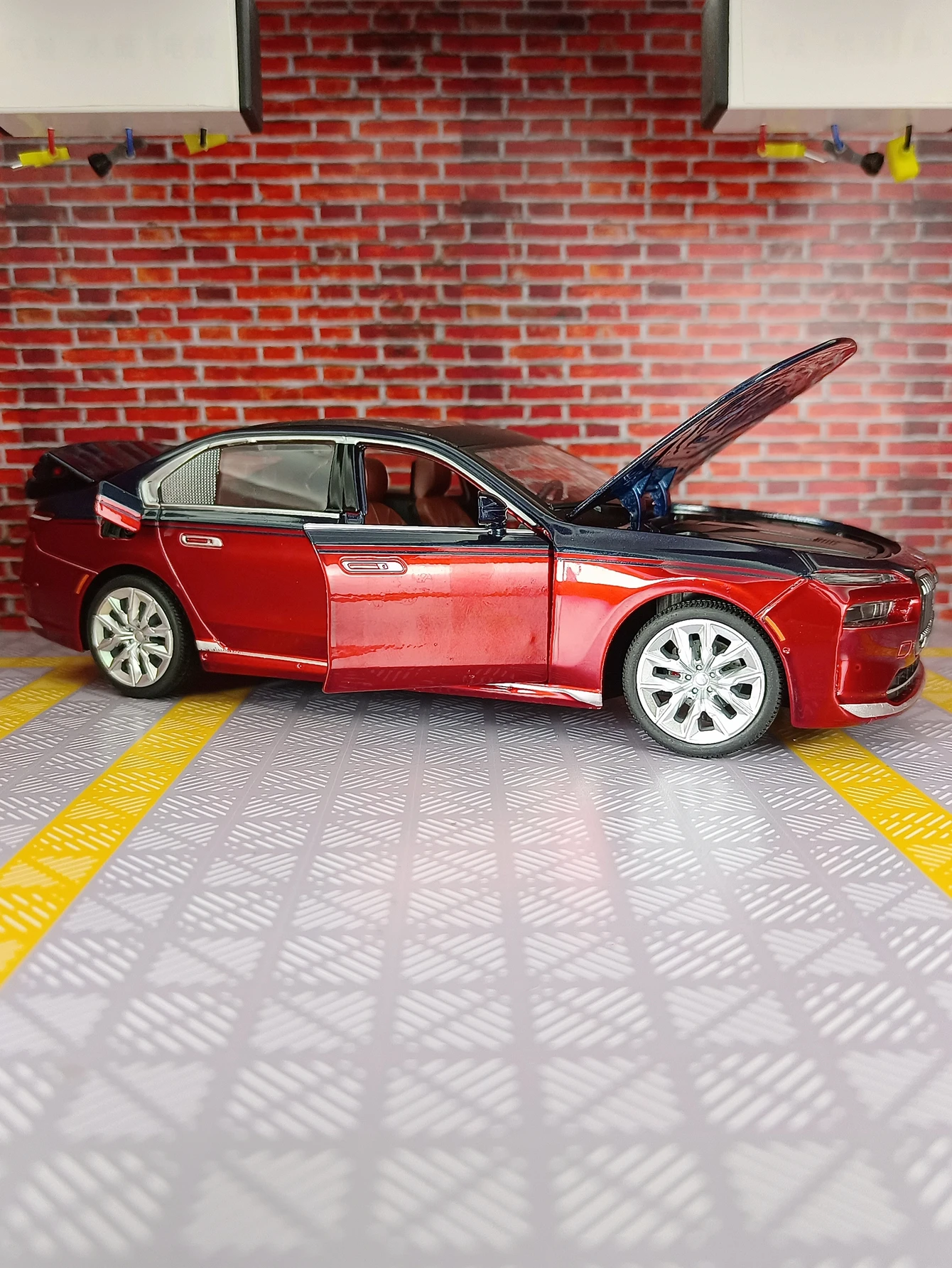 

CCA 1:24 BMW I7 G70 refined alloy car model door and hood trunk can open children's acousto-optic toy car