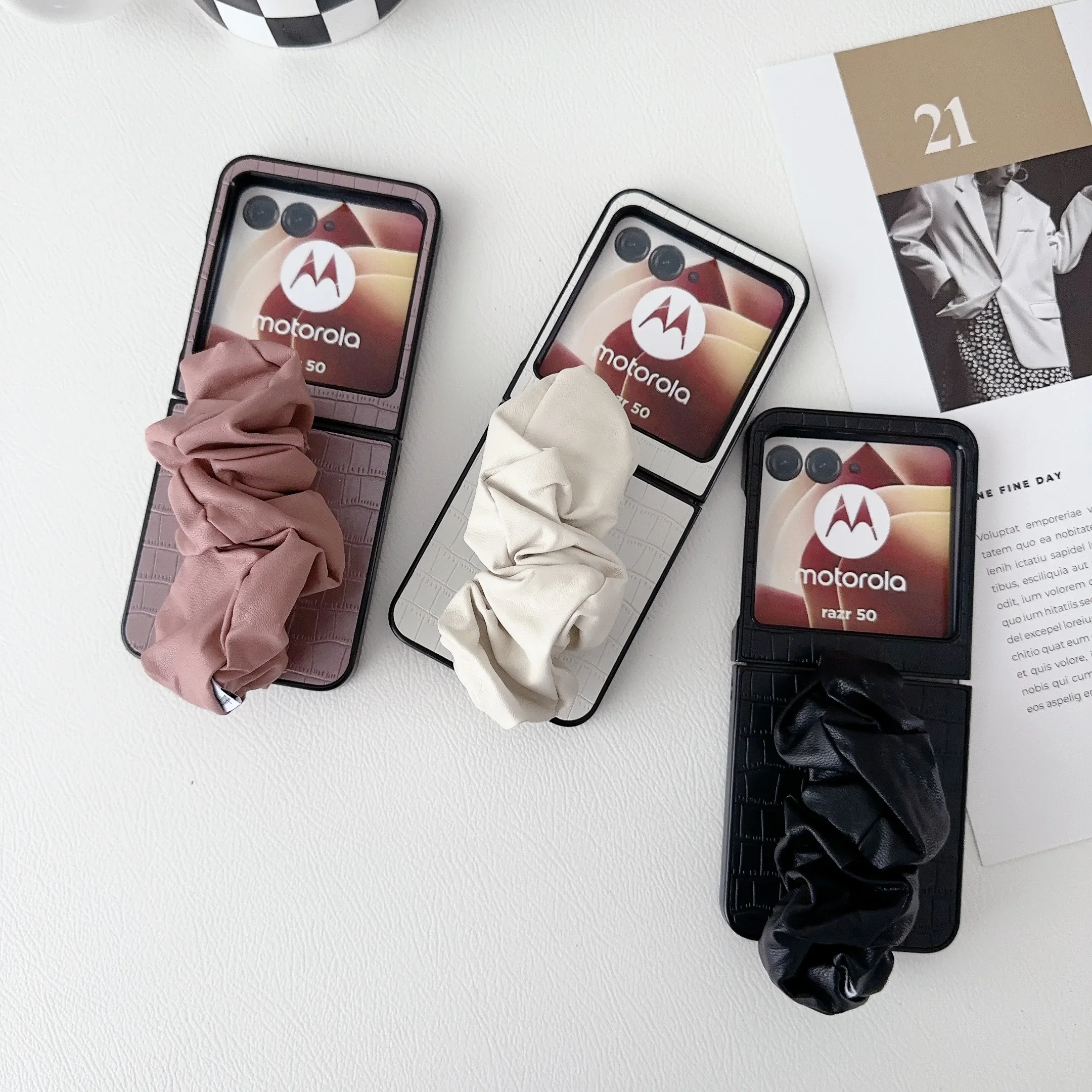 Funda de teléfono de cuero PU con correa de muñeca de seda con patrón de cocodrilo para Motorola Razr 60 Pro 50 40 Ultra Mooto Razr 60 50 cubierta a prueba de golpes