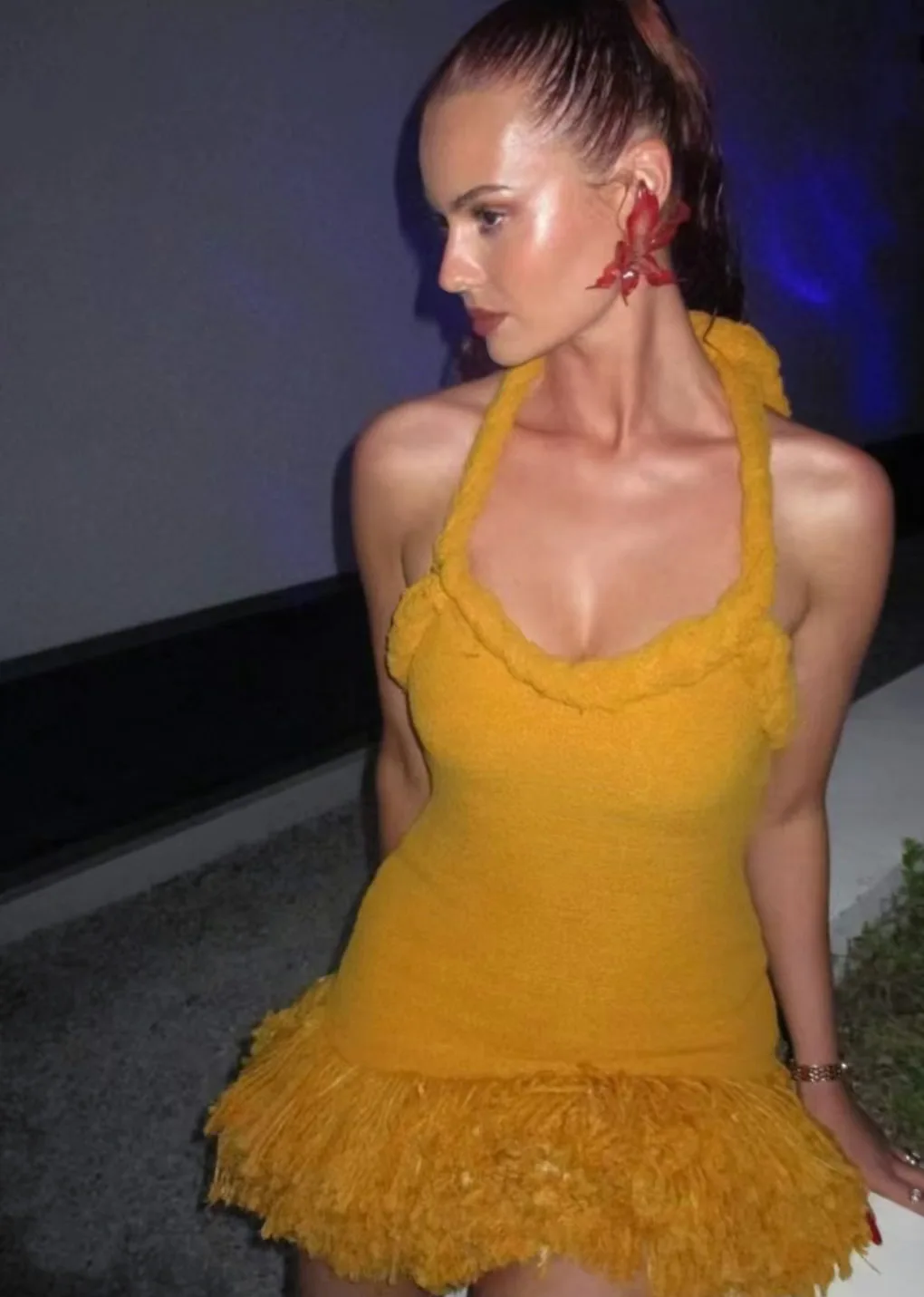 เดรสสั้นเปิดหลังประดับพู่เซ็กซี่สำหรับฤดูใบไม้ร่วงและฤดูหนาว  ชุดเดรสหรูหราสำหรับผู้หญิง สายเดี่ยว  ชุดราตรีงานเลี้ยงค็อกเทล งานพรอม สีเหลือง ปี 2025