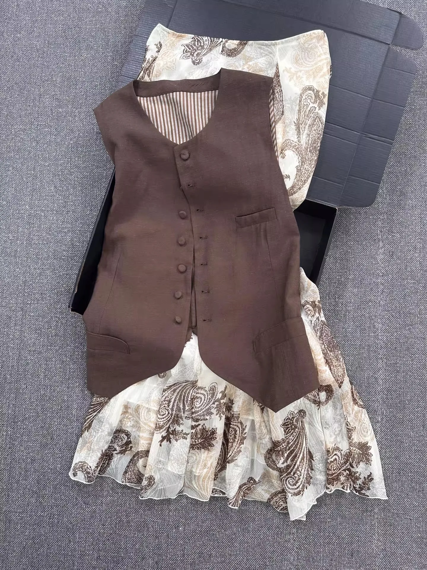 

Летняя красивая уникальная коричневая юбка-жилет, комплект из двух предметов, женская мода, элитная сенсация, не растекающаяся с другими моделями