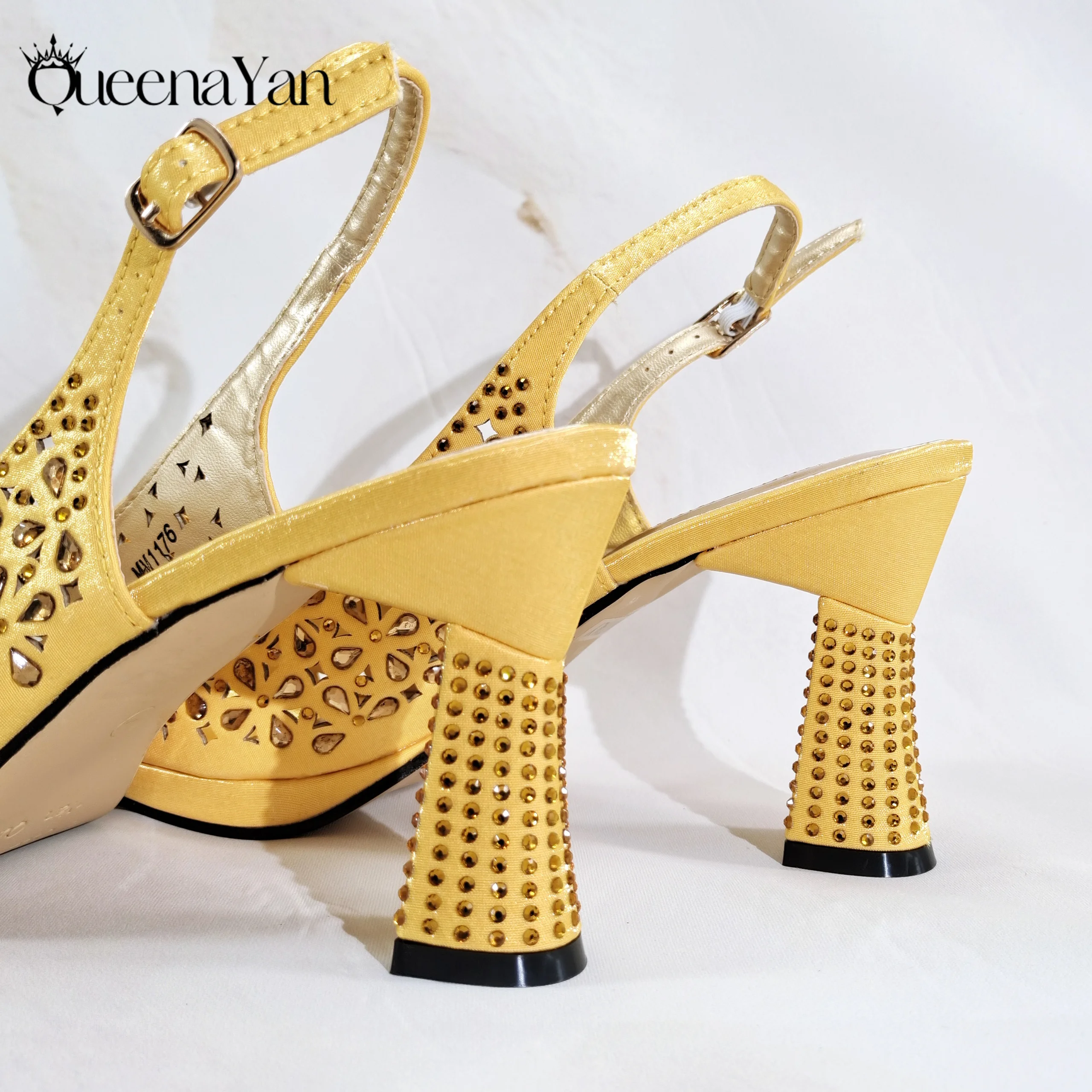 كوينا يان مخرمة بالتفصيل حفلة سعيدة منتج ممتاز تصميم زقزقة اصبع القدم الكعب العالي ومجموعة الحقائب مزينة بحجر الراين