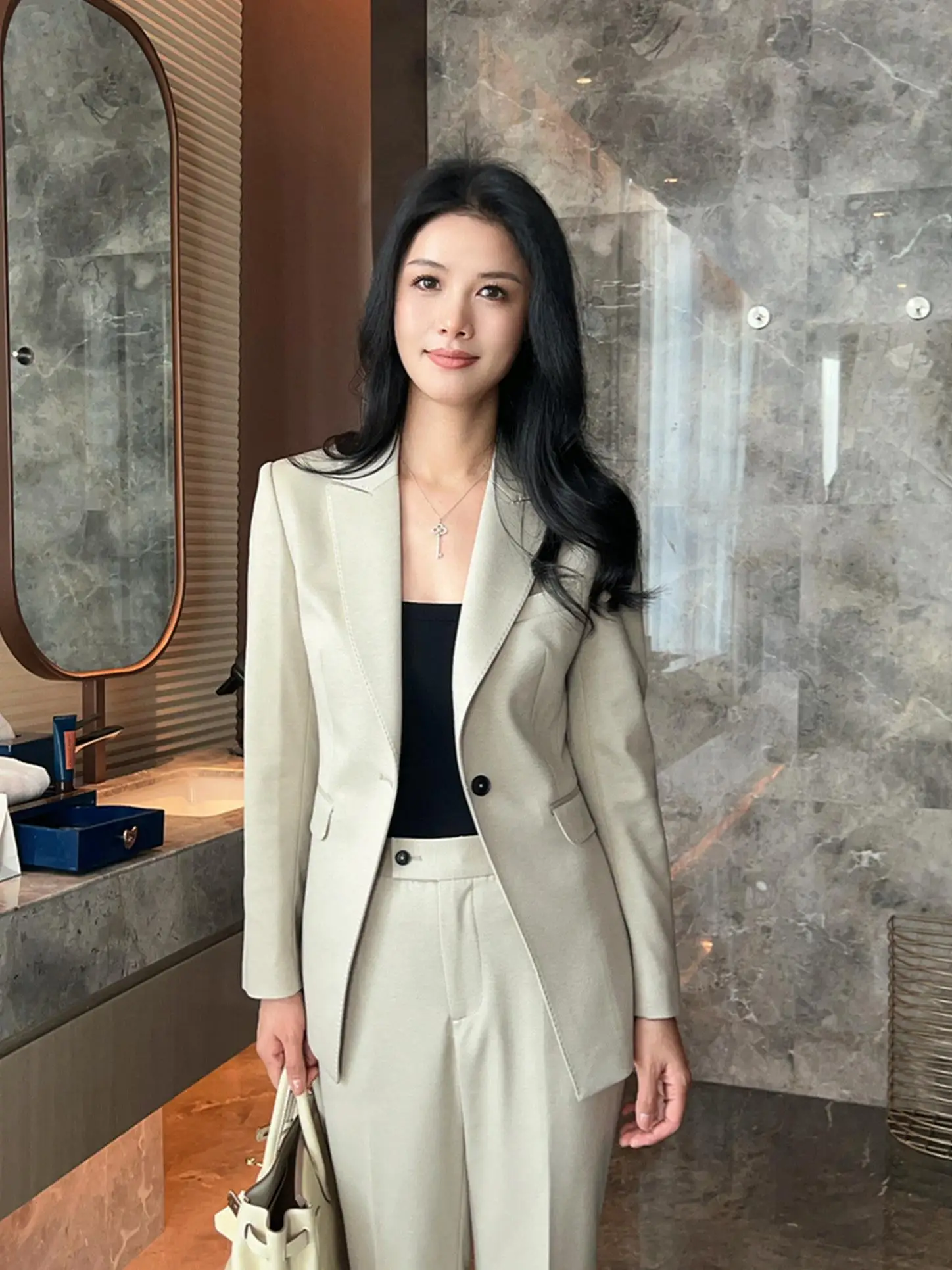 

Элегантный комплект рабочей одежды для женщин: приталенный пиджак на одной пуговице и брюки молочно-абрикосового цвета, длинные рукава, длинные брюки.