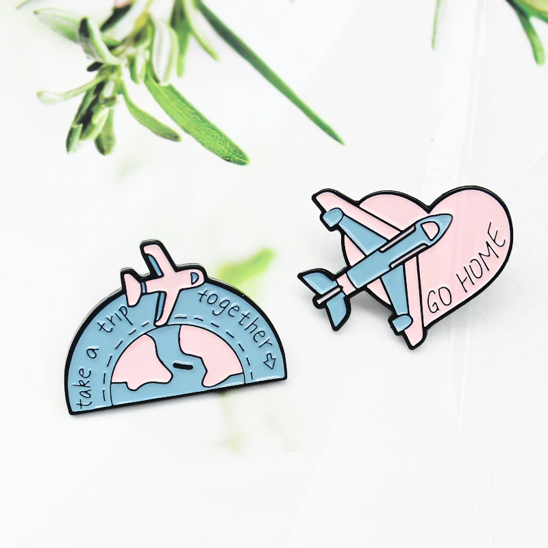 Épingles en émail de dessin animé Pines Coussins Plane, insigne de sac à dos, cadeau de bijoux de revers, avion bleu, aller à la maison, faire un voyage ensemble