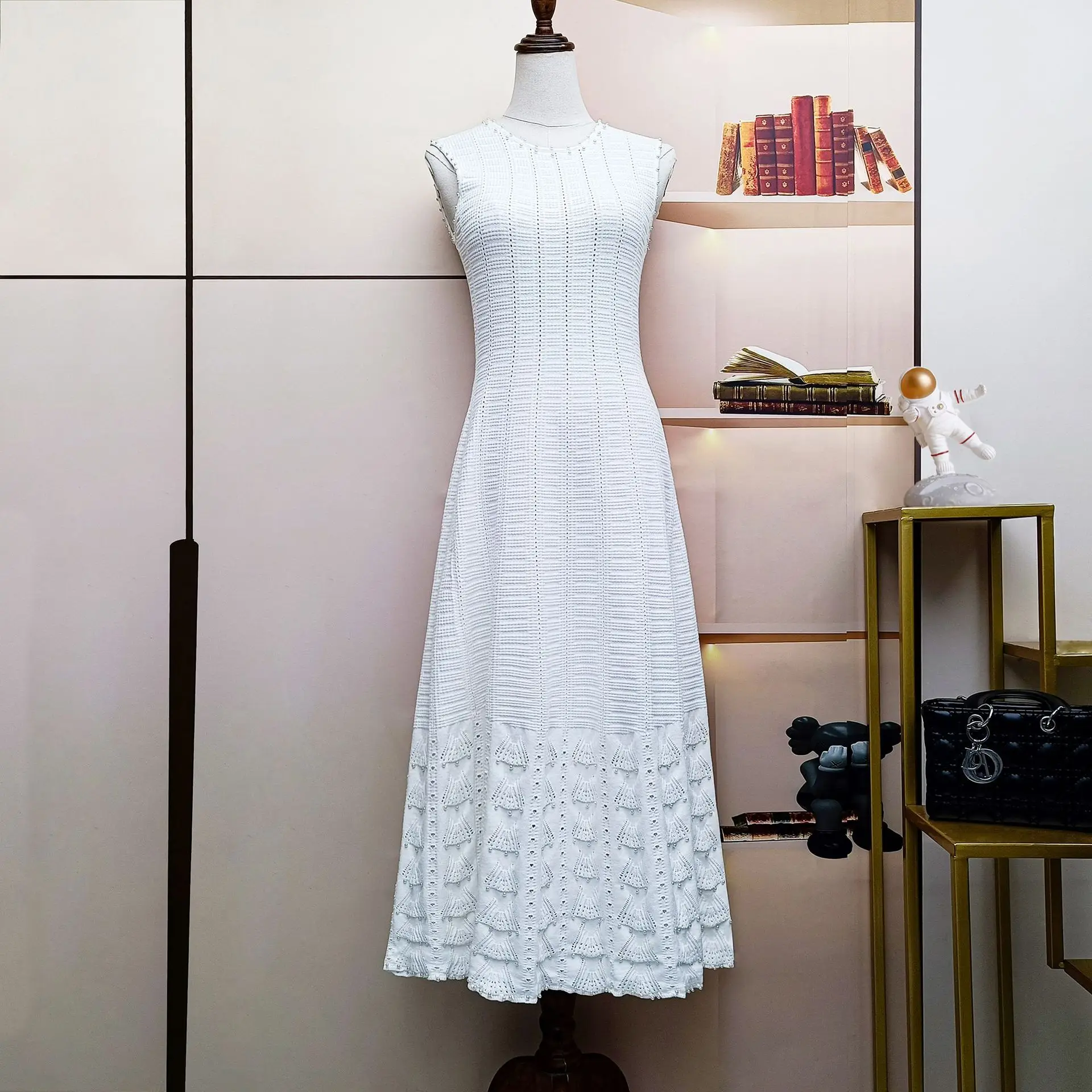 ZJYT été mode perles perles sans manches robe en tricot femmes 2025 nouveau élégant col rond évider Midi décontracté robe de vacances