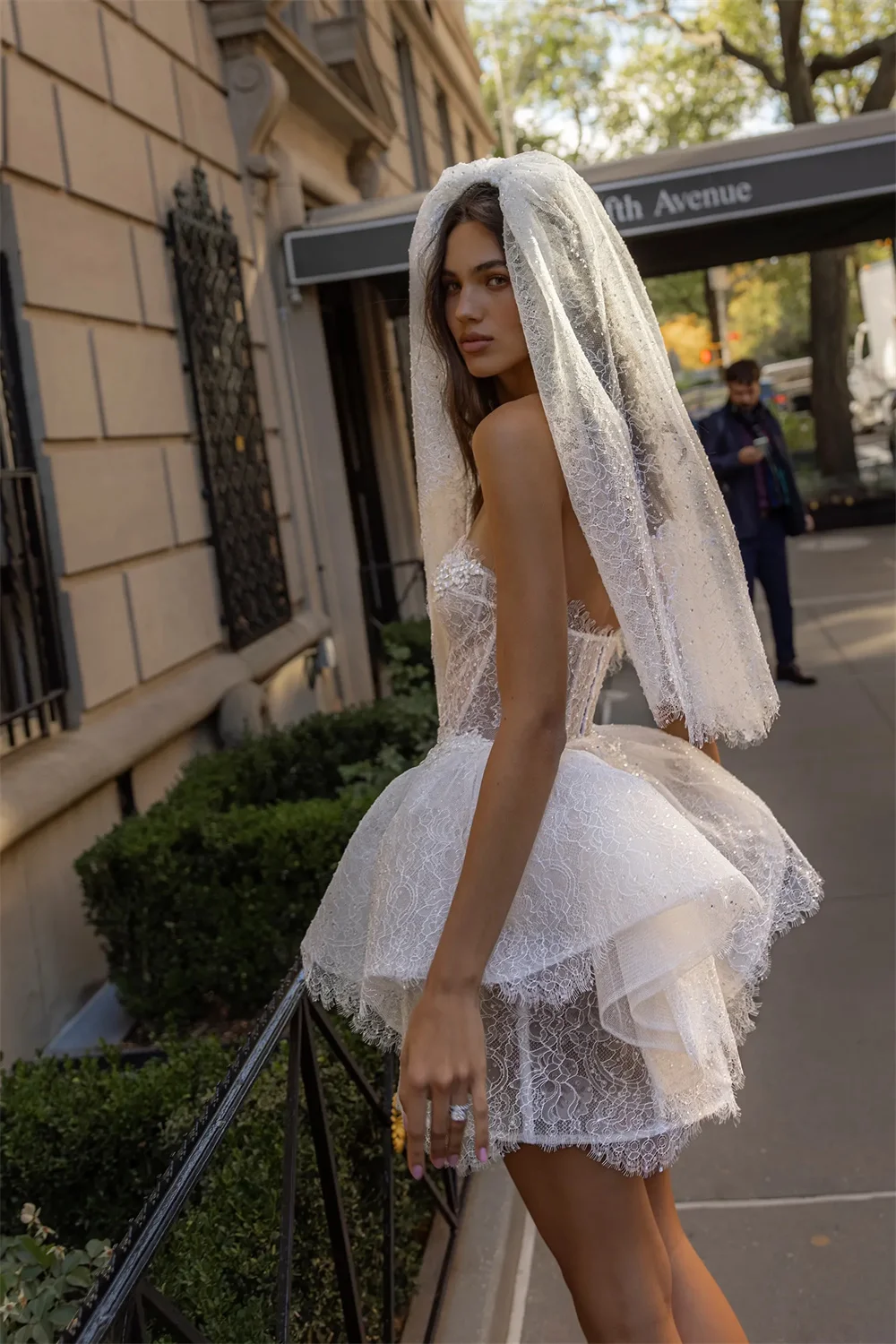 Suknia ślubna Kyoto, biała, elegancka, bez ramiączek, bez rękawów, zapinana na zamek z tyłu, koronkowa, vestidos de noiva, mini, fason A-line, sukienka wieczorowa.