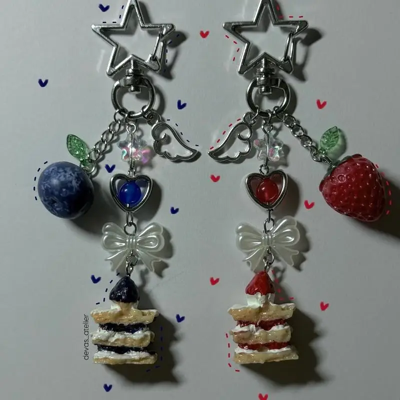 Erdbeerkuchen-Schlüsselanhänger, handgemachter Mini-Lebensmittel-Anhänger, süßer Schmuck für Frauen und Mädchen, Taschendekoration, Geschenk – Detail 1