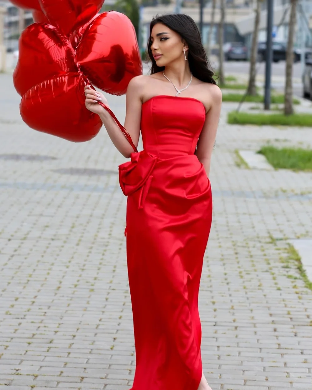 

Customized Modern Style Exquisite Charmeuse Ruched Handmade Flower Straight Strapless Long Dresses Bespoke Occasion Dresses Sexy