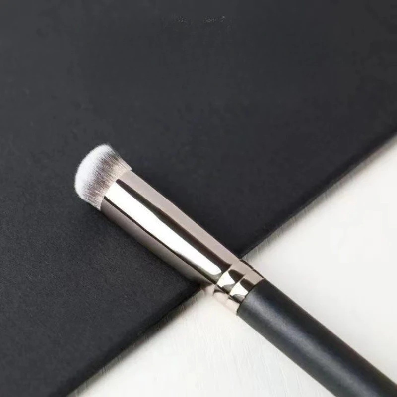 1 szt. Pędzel do korektora, wysokiej jakości pędzle kabuki do konturowania nosa i różu, pędzel do makijażu twarzy do perfekcyjnego nakładania pod oczy i blendowania płynnych kosmetyków.