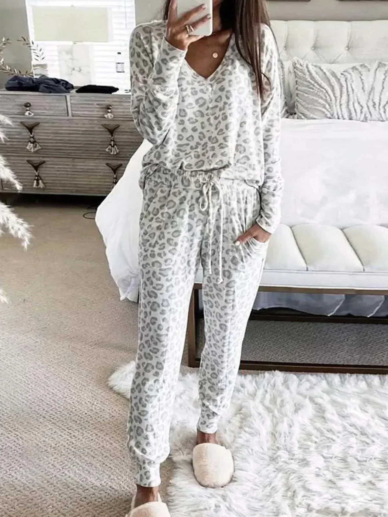 New autumn and winter V-neck printed long sleeved top, long pants for home wear, loose leopard print pajamas set.