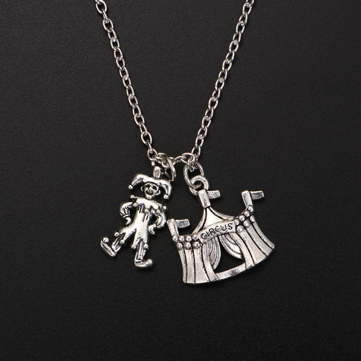 

2Pcs Retro Clown Necklace Exquisite Lightweight Pendant Creative Carnival Jewelry Gift for Friends Clown Necklace