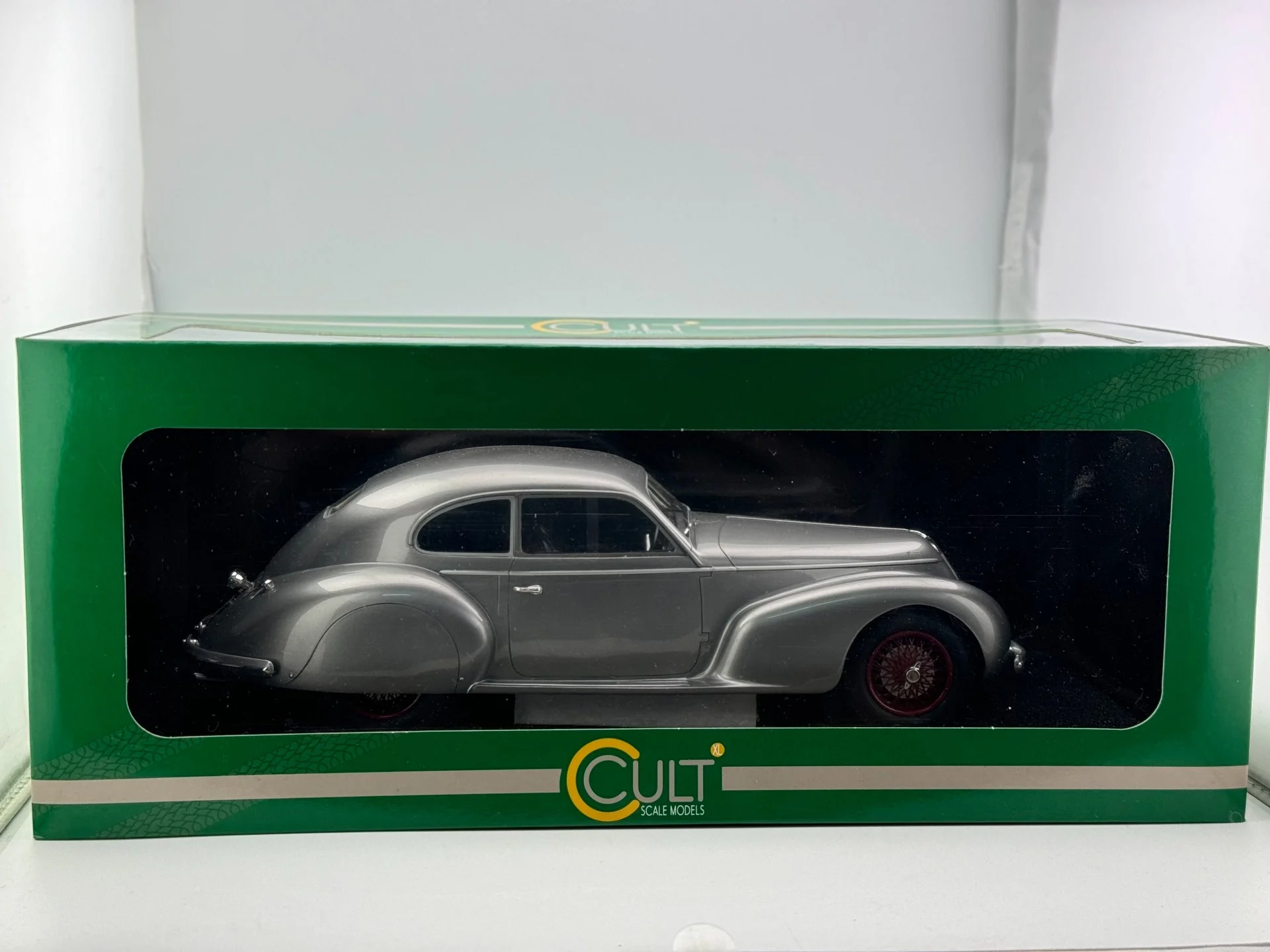 

Модель автомобиля Alfa Romeo 2500S в масштабе 1:18 с дефектами покраски Cult