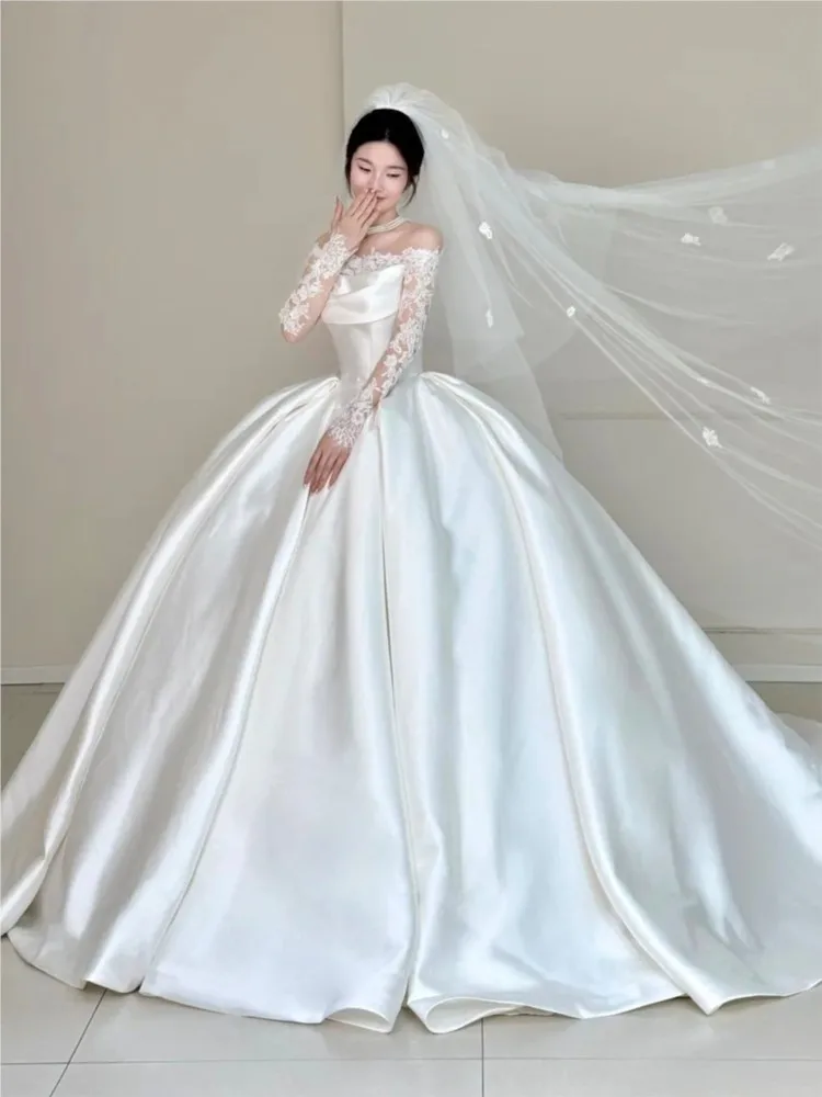 Een nieuwe satijnen jurk met figuur en grote staart om uit te gaan