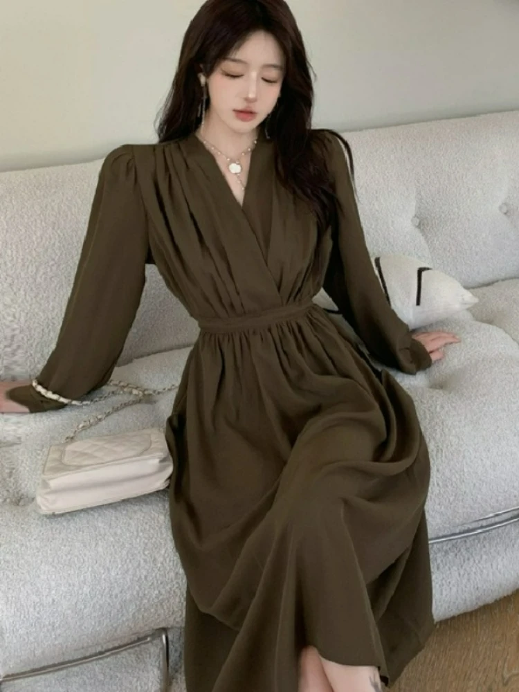 2026 Spring French Retro Hepburn Style V-neck Cinched Waist Slimming Mature Dress Large-sized Solid Color Elegant Stylish Dress