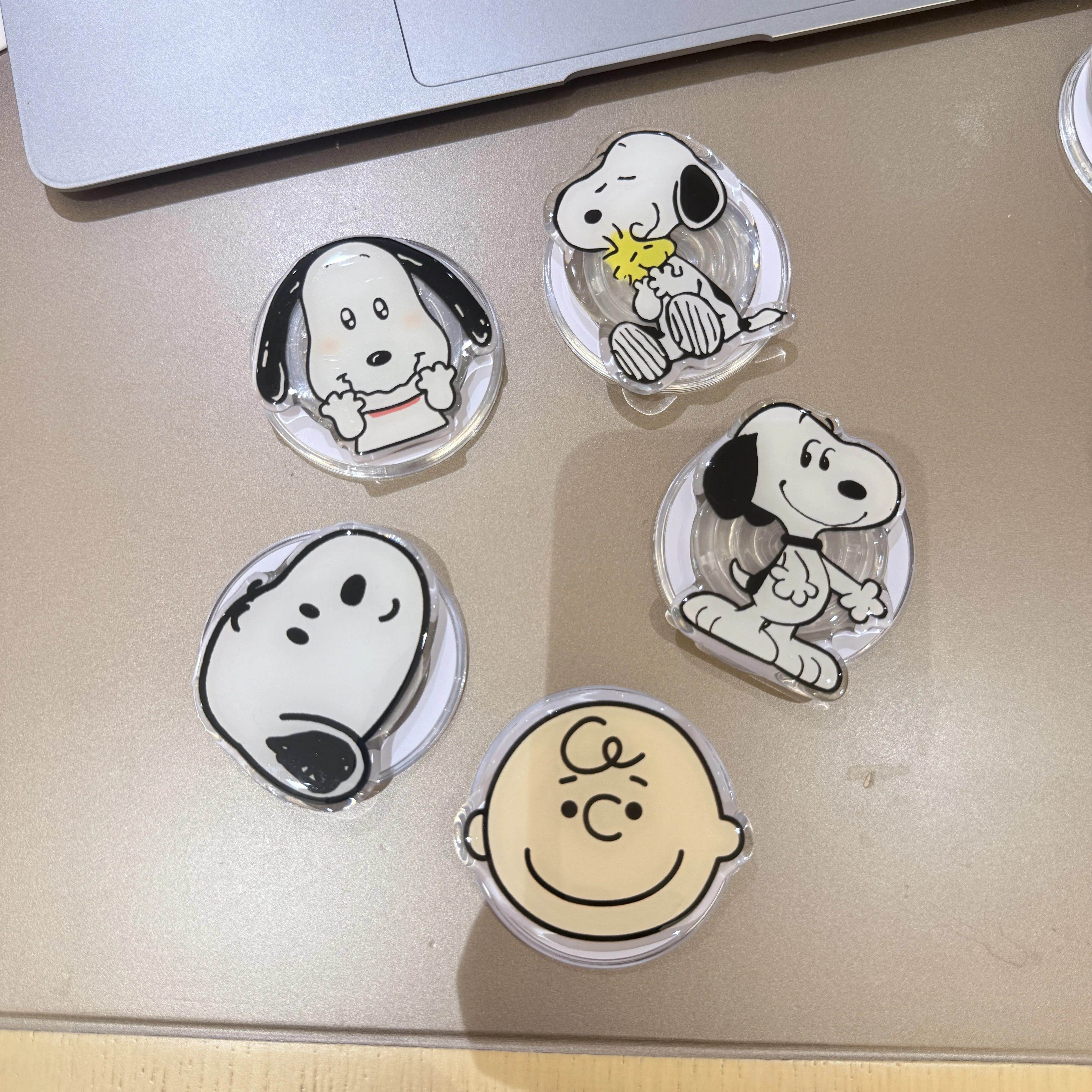 Милый щенок для Snoopy, магнитный держатель для смартфона на присоске, магнитный держатель для мобильного телефона Samsung для Z Flip 7, практичная магнитная подставка для телефона