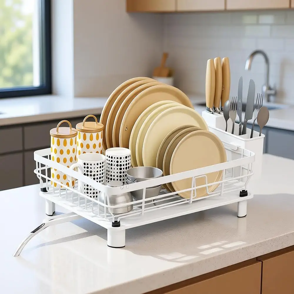 

Белая кухонная сушилка для посуды с поддоном, держателем для столовых приборов и отверстиями для слива воды