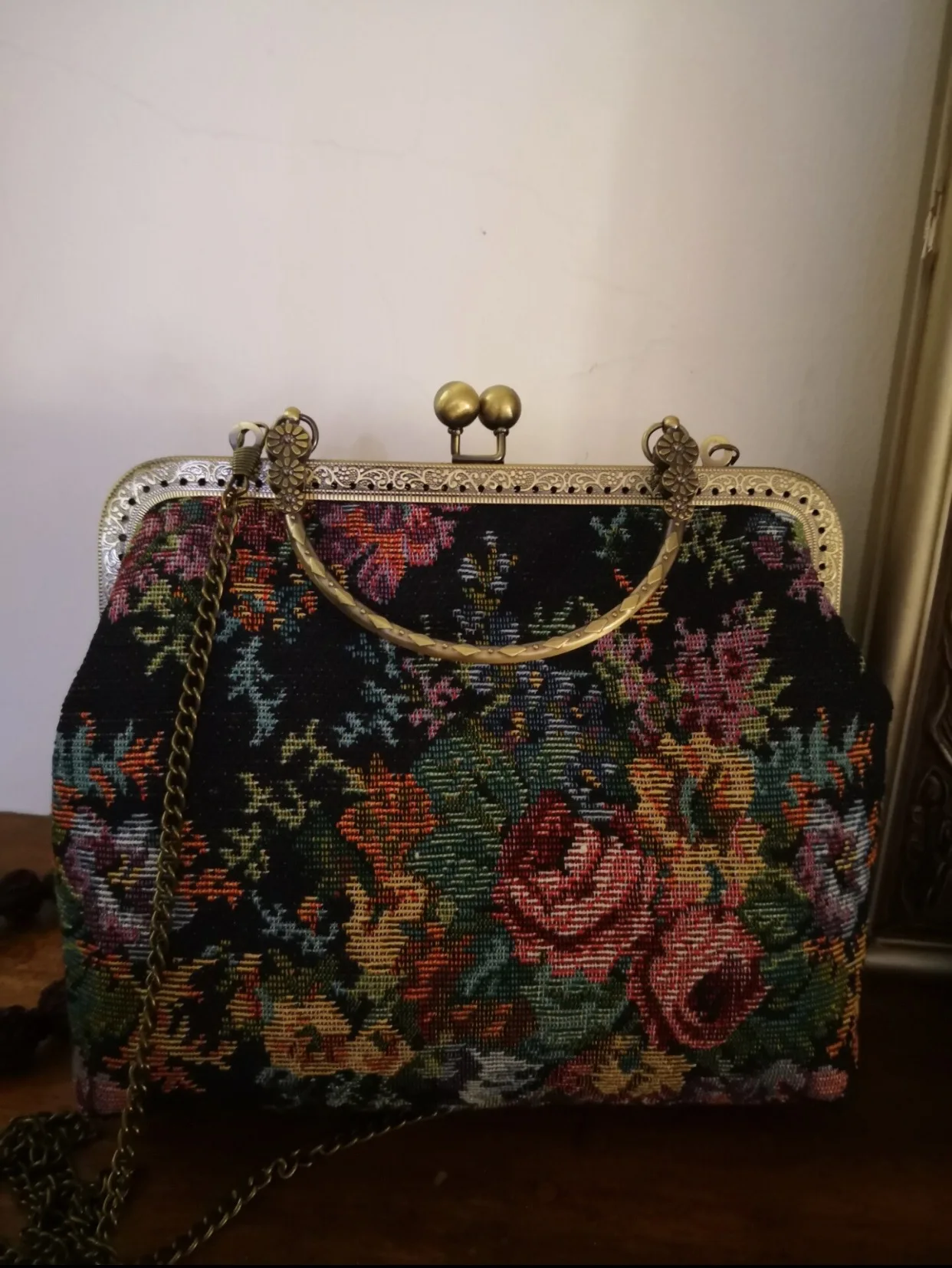 Embreagem de tapeçaria floral vintage, armação metálica dourada, bolsa de noite com fecho de beijo, perdida no vintage, inspiração