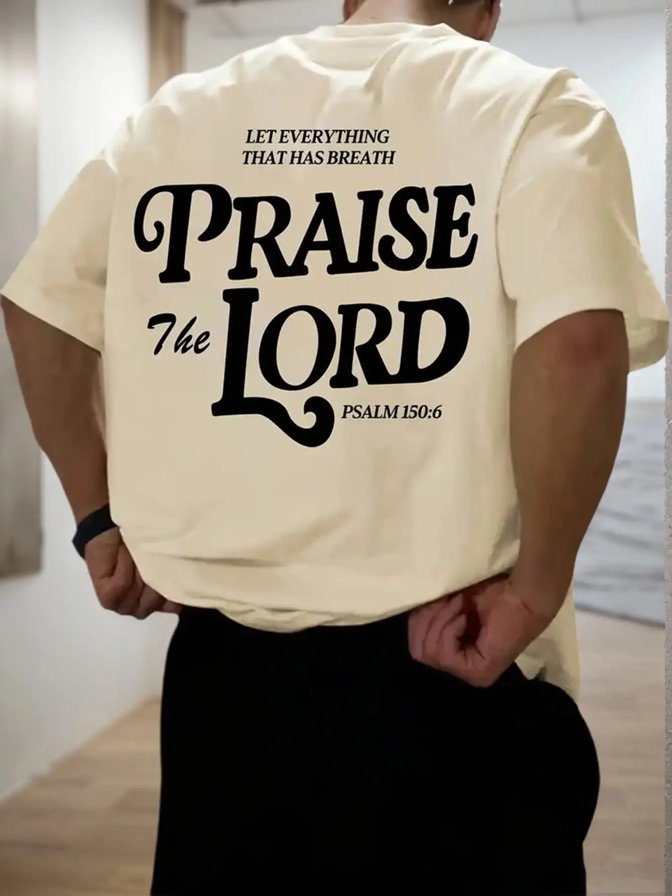 

Мужская футболка оверсайз с графическим принтом и вдохновляющим текстом