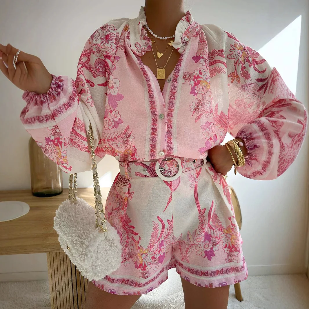 Conjunto de dos piezas con estampado de flores para mujer, camisa holgada de manga larga con cuello alto y botones, pantalones cortos de cintura alta, traje de viajero a la moda