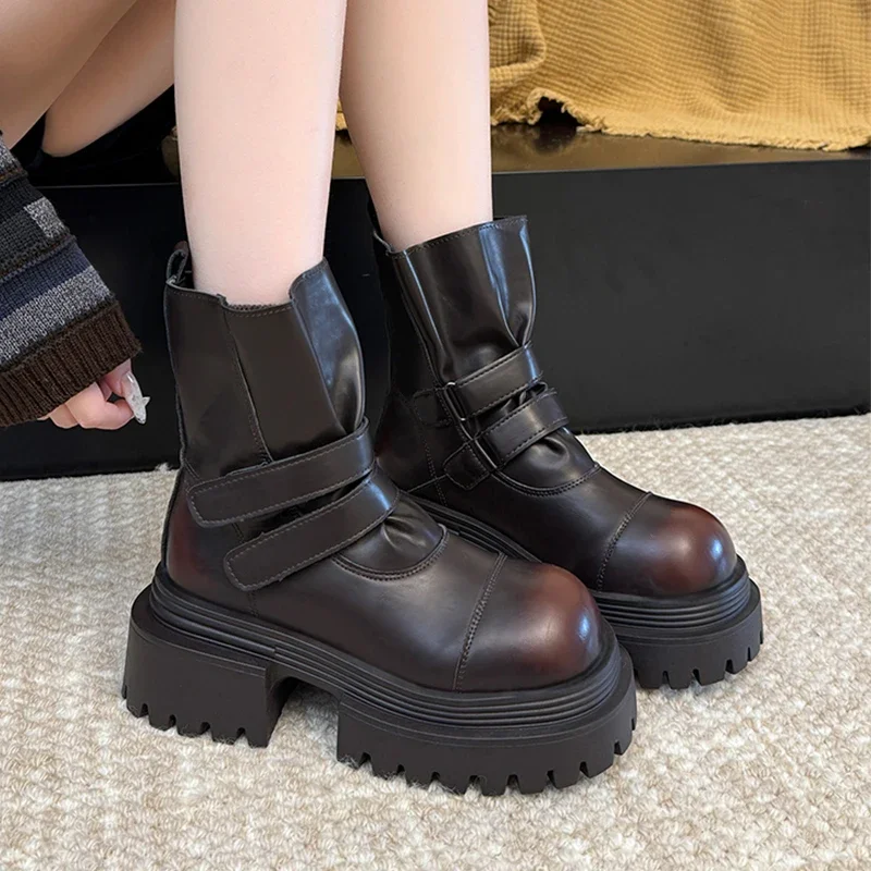 حذاء من الجلد للنساء منصة مسطحة موضة أحذية رياضية 2025 مصمم القوطي تشيلسي أحذية جديدة المشي دافئ الشتاء Mujer De Botas #2