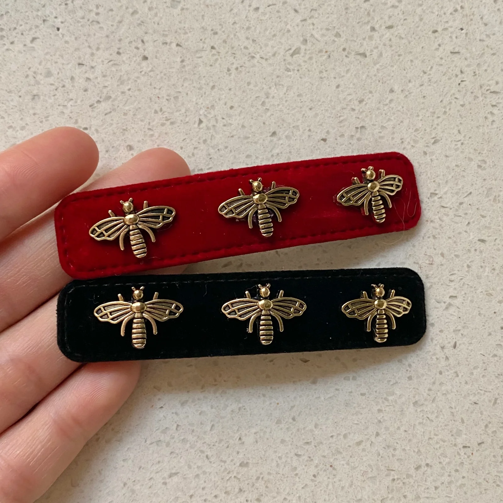 2 Stück rote und schwarze Samt-Haarspangen, goldene Bienenverzierungen, eleganter Haarschmuck für Damen im Retro-Stil, stilvolle Alltagskleidung – Detail 4