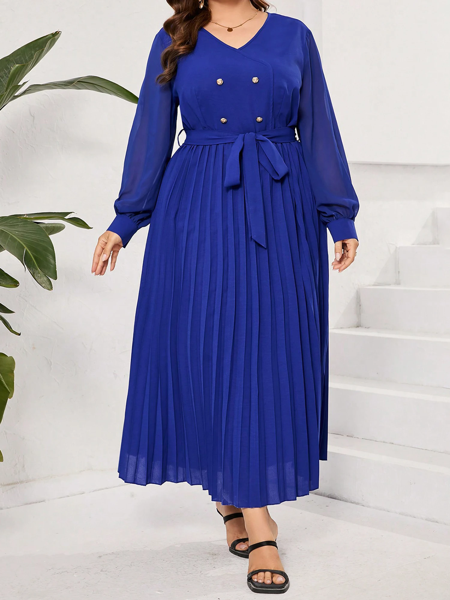 

Элегантное платье макси с цветочным принтом, поясом на талии и рюшами. Шикарное женское платье больших размеров с V-образным вырезом и длинными рукавами.