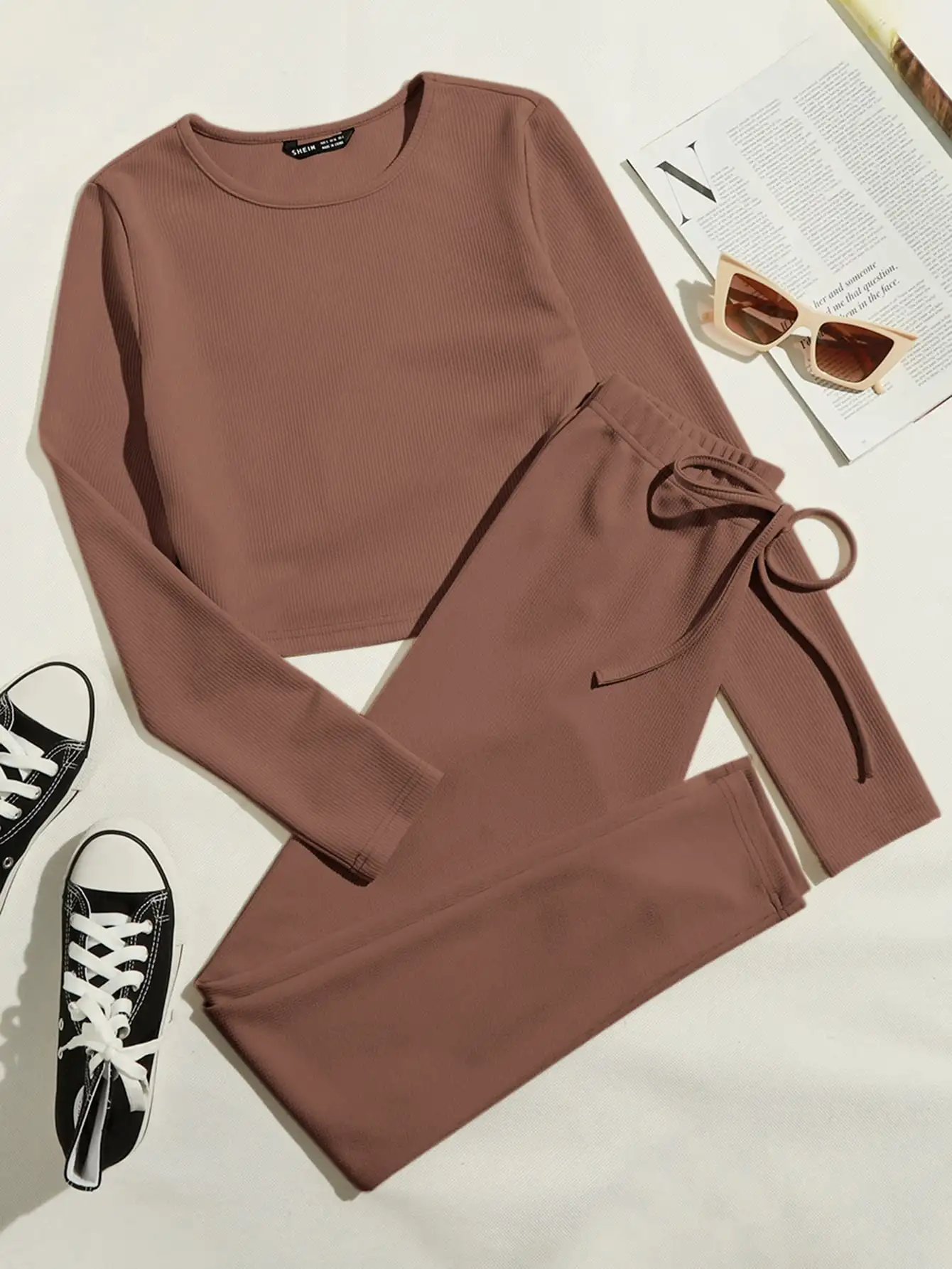 

Комплект из ребристого трикотажного топа с длинными рукавами и леггинсов с завязками на талии для женщин — повседневная домашняя одежда