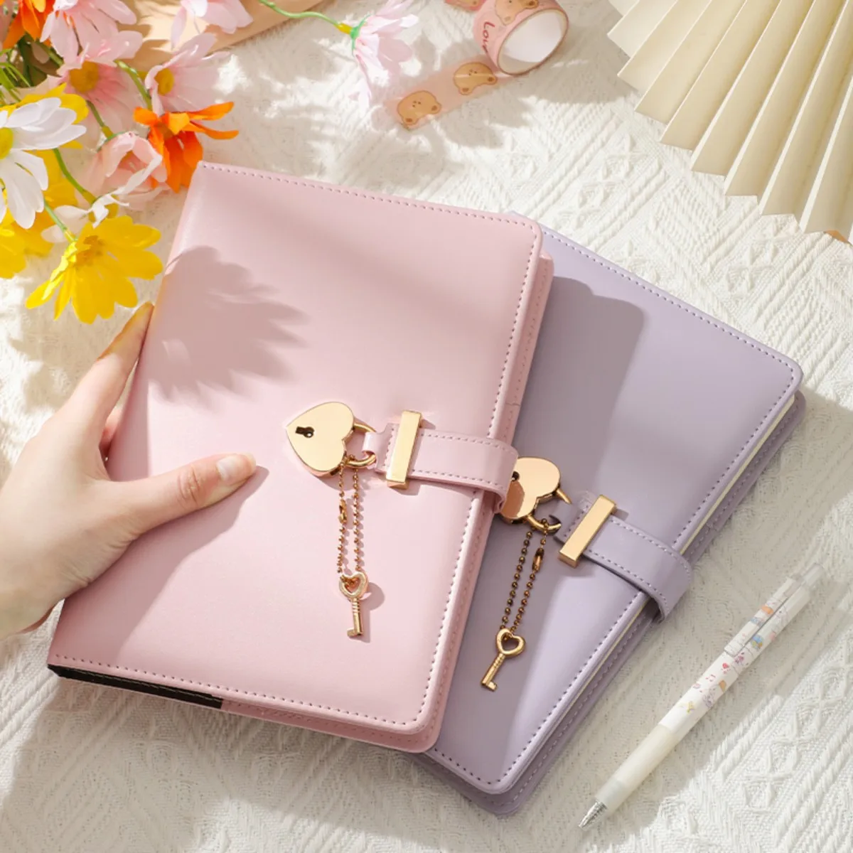 1 بطاقة ميزانية Mpc 2 كتب + 2 أكياس بسحاب + 2 ملصقات A5 كلمة مرور قفل الحب مع دفتر مذكرات قفل ، يد طالبة على شكل قلب فتاة #1