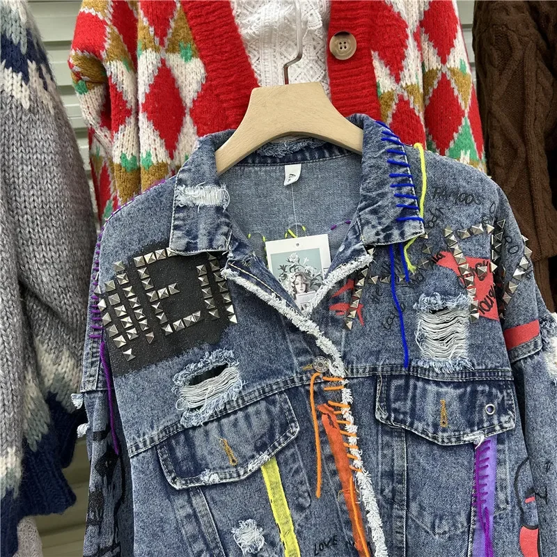 

Blue Rivet Letter Graffiti Print Denim Jacket Women Cowboy Streetwaer Fashion Loose Short Holes Big Pocket Jeans Jacket Female