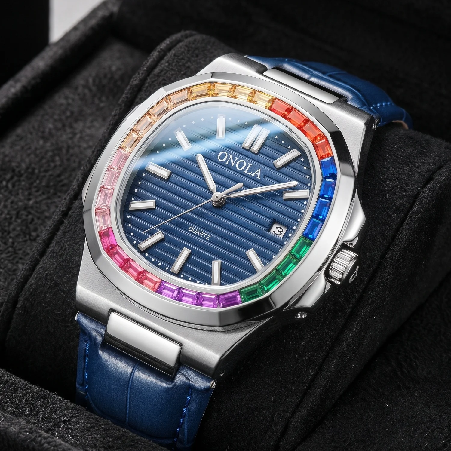 ONOLA Herren-Quarzuhr, Regenbogen-Multicolor-Strass-Lünette, Datumsfenster, Zifferblatt mit vertikalen Streifen, geeignet als Geschenk für den Alltag und Partys