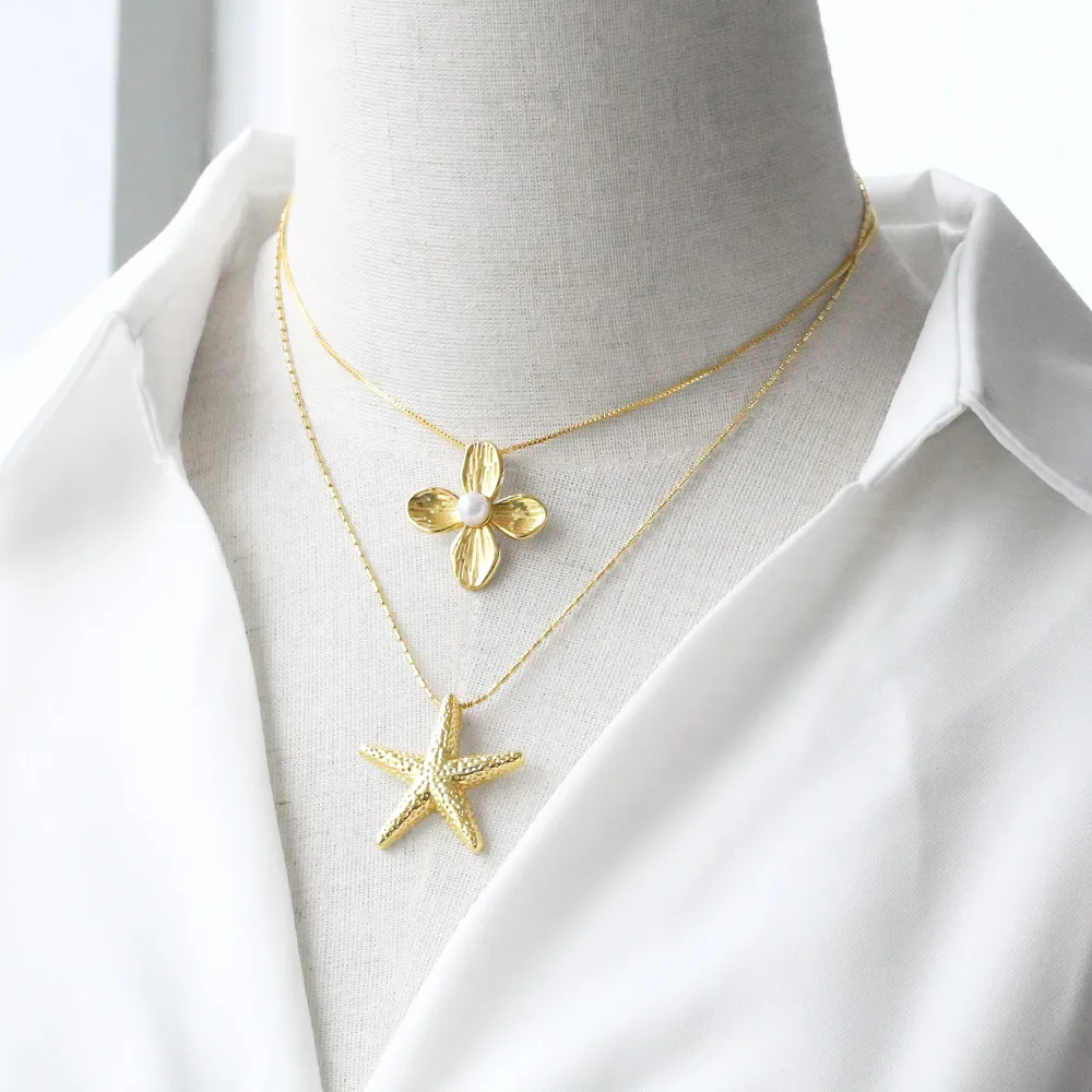 FLOLA Simple Gold Plated Starfish Conch Necklaces for Women White Pearl Flower Necklaces Beach Jewelry Gifts nkeb593
