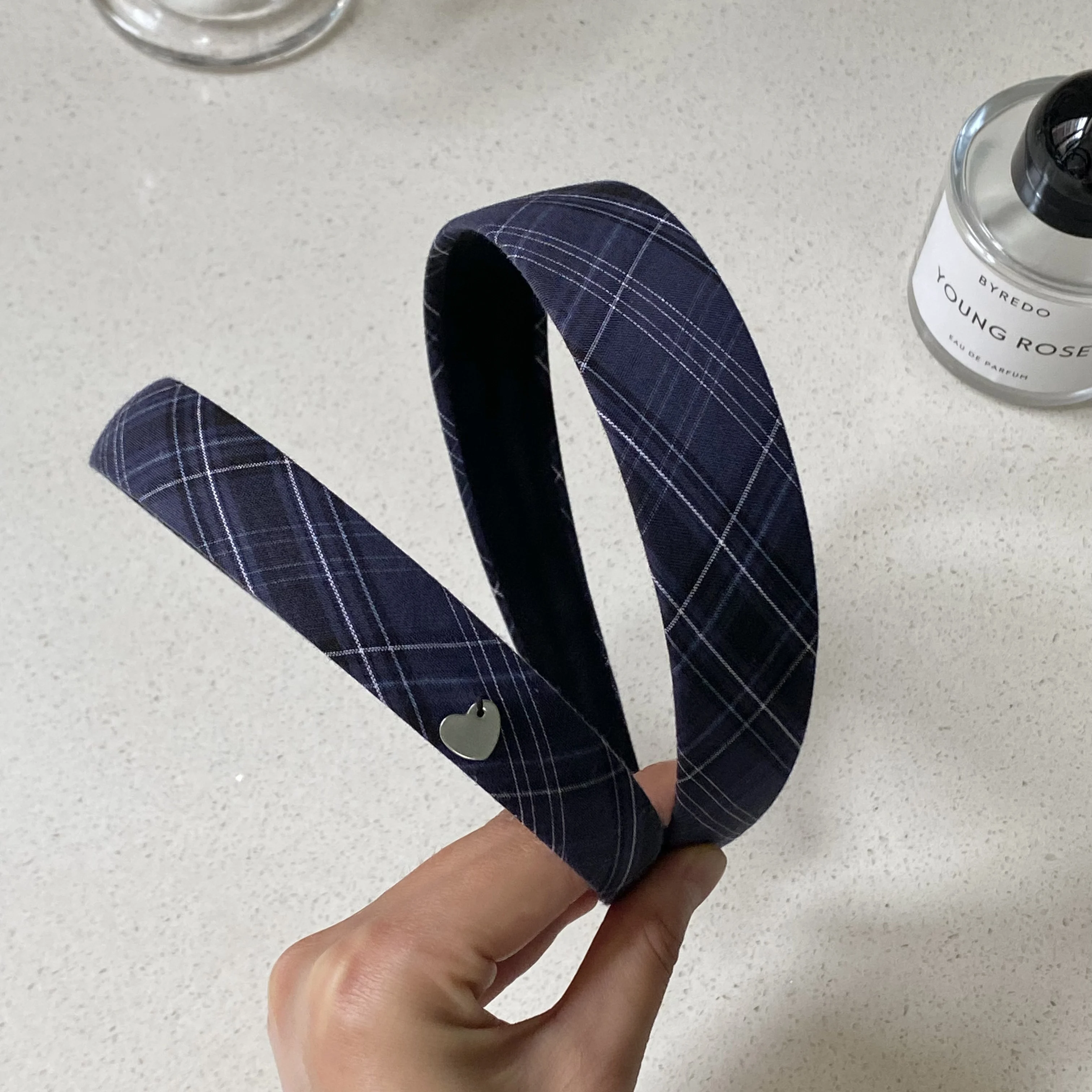 1 Stück marineblaue karierte Haar-Stirnbänder mit Herz-Dekor, stilvoller Haarschmuck für Frauen, süße Haarbänder für den Alltag und Partykleidung – Detail 6