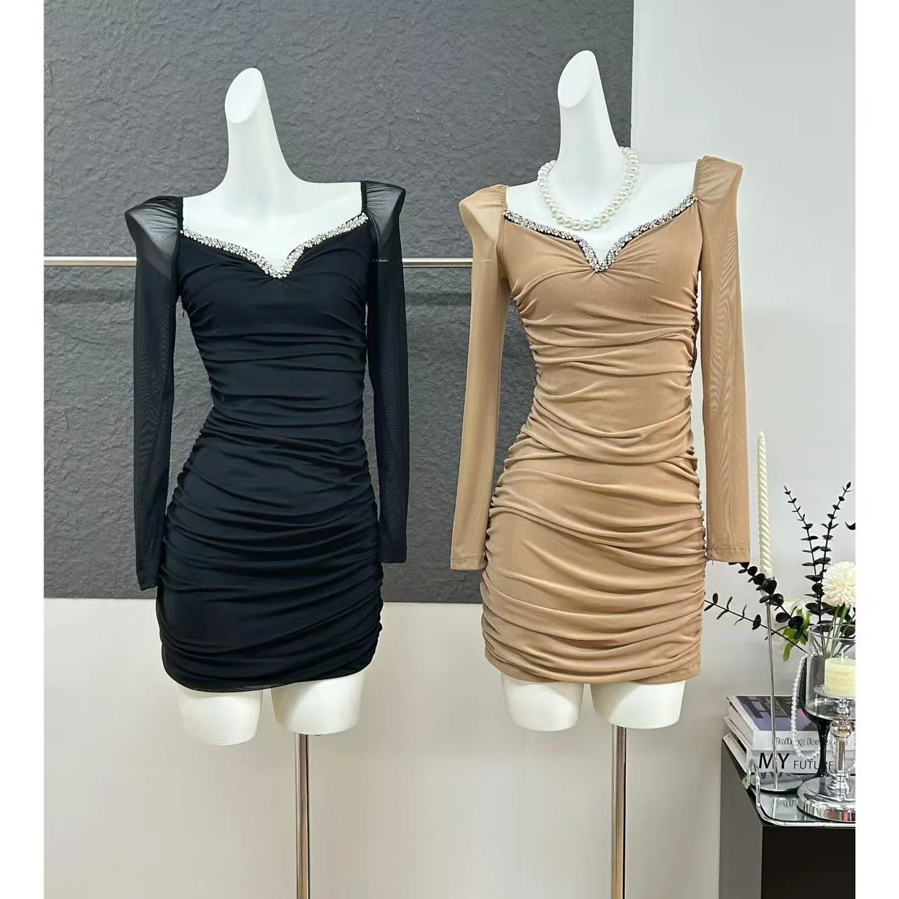 

Women's Elegant Diamonds V Neck Guaze Long Sleeve Slim Pleated Short Dress Lady High Street Party Bodycon Mini Dress