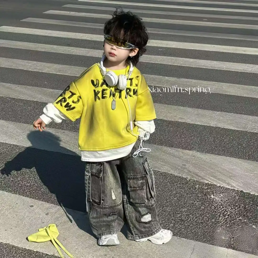 

Костюмы для мальчиков, толстовка, новая лоскутная толстовка с капюшоном, футболка с корейскими буквами, рабочая одежда в стиле ретро, широкие джинсы, детские джинсовые комбинезоны, наряд для детей от 2 до 11 лет