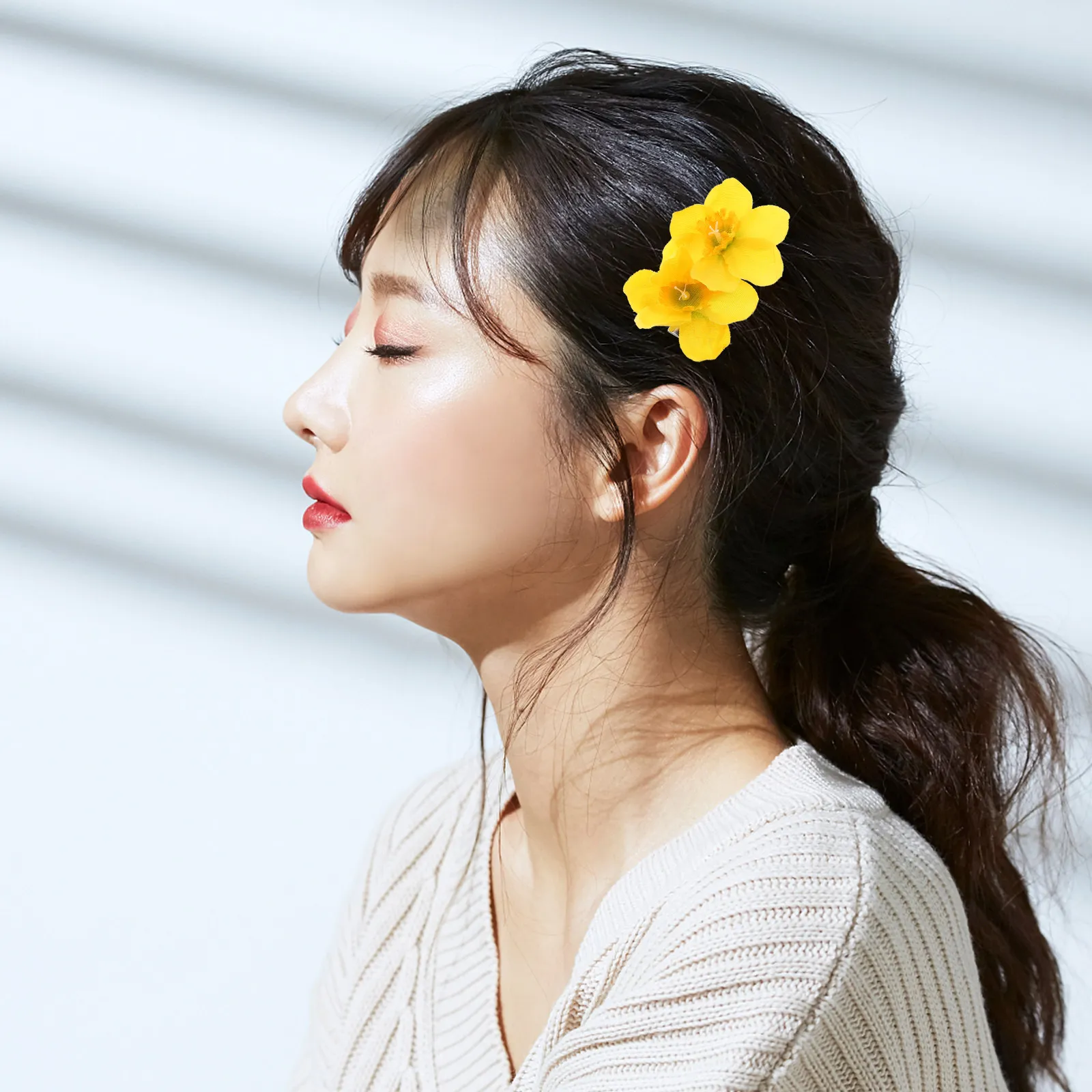 

Stylish Daffodil Hairpin Handcrafted Flower Design for Women Secure Bangs Clip for Traditional Attire Enchanting Hair Accessory