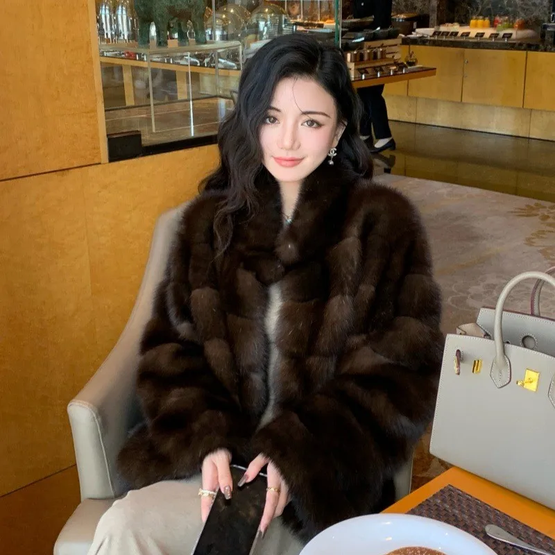 Le nouveau manteau en fourrure vintage à texture violette comprend un col montant épais pour une chaleur et une mode artificielle avec une rainure coupée