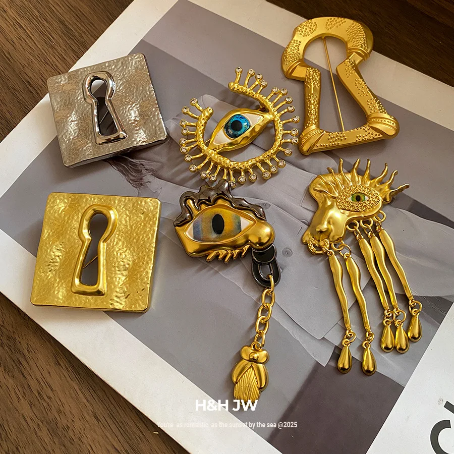 

Retro Gold Keyhole Square Pleated Brooch Elegant Luxury Fashion Breastpin For Women